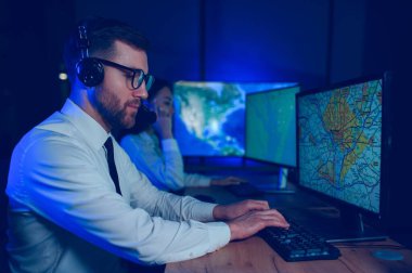 Erkek Veri Bilimcisi Kişisel Bilgisayar Kontrol ve İzleme Odası 'nda çalışıyor. Şehir Caddelerinde Yürüyen İnsanların Haritası.