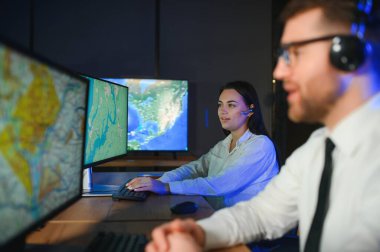 Ofiste görevli memurlar var..