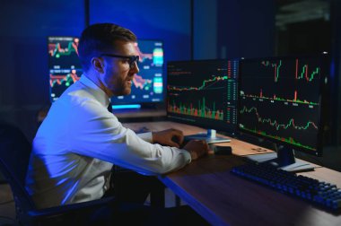 Finansal Analistler ve Günlük Tüccarlar Çoklu Monitörlü Bilgisayarlar Üzerinde Çalışıyor.