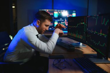 Çok çalışan sakallı adam, kripto tüccarının başı ağrıyor, para kaybediyor..