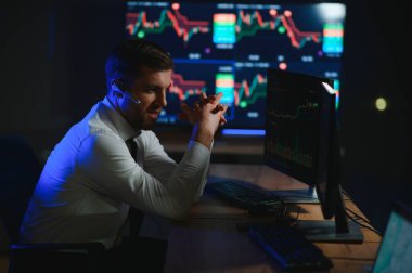 Bilgisayar ekranına bakan kripto tüccar yatırımcısı analizcisi bilgisayar ekranındaki finansal grafik verilerini analiz ediyor, online borsa ticaret yatırımları hakkında düşünüyor omuz manzarası üzerinden küresel riskler.