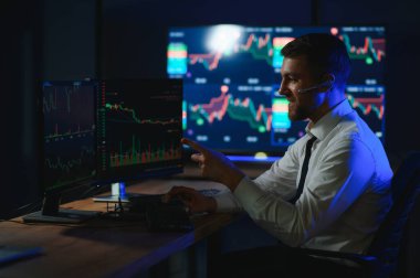 Finansal Analistler ve Günlük Tüccarlar Çoklu Monitörlü Bilgisayarlar Üzerinde Çalışıyor.