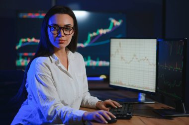 Başarılı akıllı kadın yatırımcı ve kripto tüccarı.