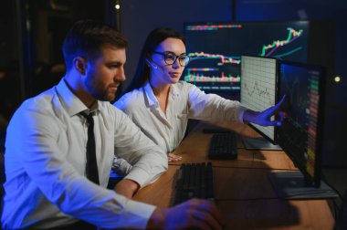 Takım of borsacılarla göstermek perde ile karanlık bir ofiste bir konuşma olması.