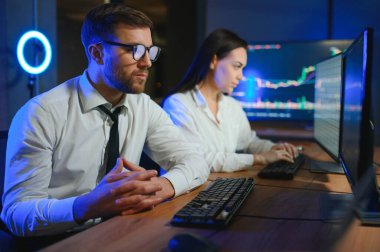 Takım of borsacılarla göstermek perde ile karanlık bir ofiste bir konuşma olması.