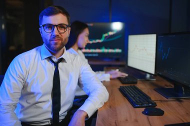 Takım of borsacılarla göstermek perde ile karanlık bir ofiste bir konuşma olması.