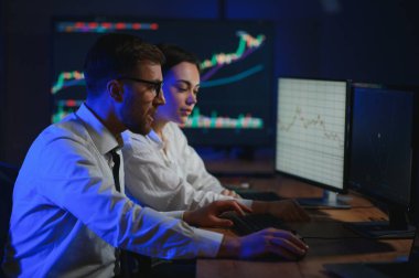 Takım of borsacılarla göstermek perde ile karanlık bir ofiste bir konuşma olması.