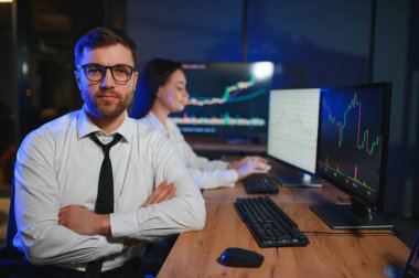 Mali Analizci, İşteki Gece Yatırım Bankeriyle Konuşuyor.