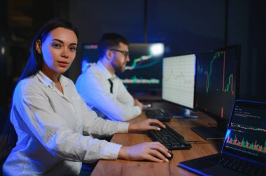 Takım of borsacılarla göstermek perde ile karanlık bir ofiste bir konuşma olması.