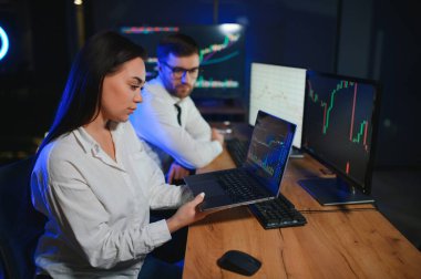 Bilgisayar monitöründe çalışan ve ticaret bürolarında internette gezinen işlemci takımı..