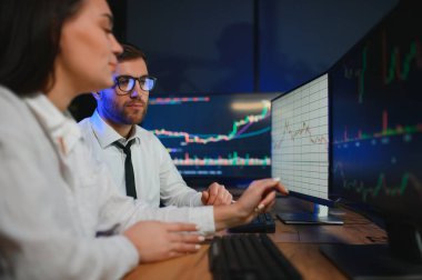 Takım of borsacılarla göstermek perde ile karanlık bir ofiste bir konuşma olması.