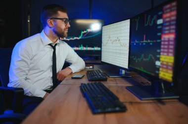 Finansal Analistler ve Günlük Tüccarlar Çoklu Monitörlü Bilgisayarlar Üzerinde Çalışıyor.