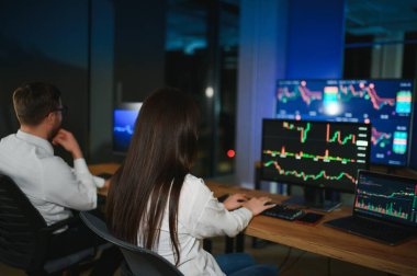 Takım of borsacılarla göstermek perde ile karanlık bir ofiste bir konuşma olması.