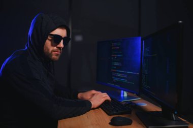 Hacker bilgisayar ağına sızıyor. Bilgisayar suçlusu.