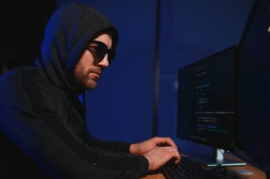 Programcı ya da bilgisayar korsanı daktilo kodu.