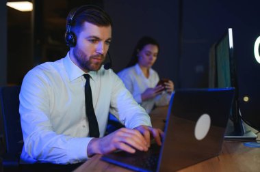 Ofiste bir bilgisayarda çalışma başarılı hareket memuru fotoğrafı.