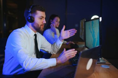 Ofiste görevli memurlar var..