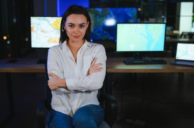 Gülümseyen arkadaş canlısı çağrı merkezi ajanı, kulaklıkla ofiste yardım hattında çalışıyor..