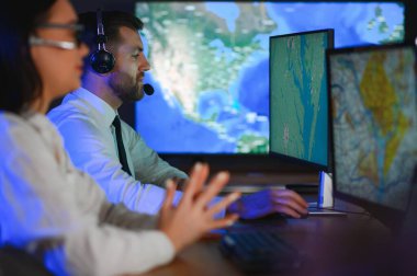 Nakliye için destek merkezleri gönderiliyor. Kargo teslimatının lojistik ve navigasyonu.