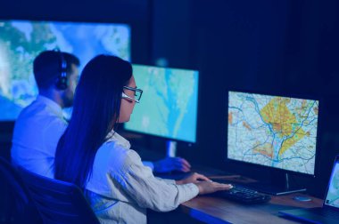 Çeşitli çağrı merkezi operatörleri ofiste bilgisayar danışmanlığı yapan müşteriler kullanıyor.