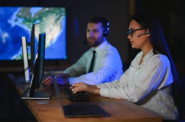 Nakliye için destek merkezleri gönderiliyor. Kargo teslimatının lojistik ve navigasyonu.