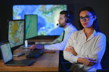 Nakliye için destek merkezleri gönderiliyor. Kargo teslimatının lojistik ve navigasyonu.