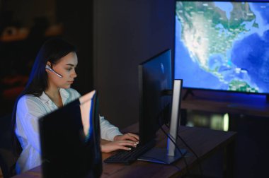 Nakliye için destek merkezleri gönderiliyor. Kargo teslimatının lojistik ve navigasyonu.