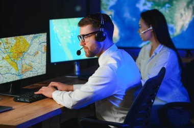 Ofiste görevli memurlar var..