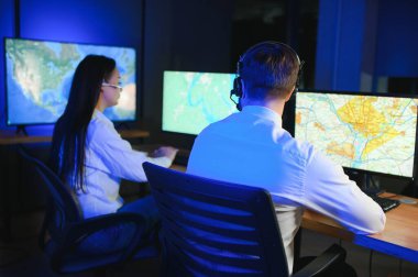 Nakliye için destek merkezleri gönderiliyor. Kargo teslimatının lojistik ve navigasyonu.