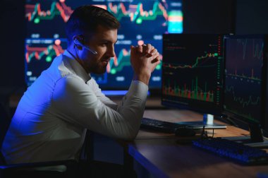 Mali Analizci. İşadamı Yatırım Bankası Şehir Merkezi Ofisinde Gece Çalışıyor.