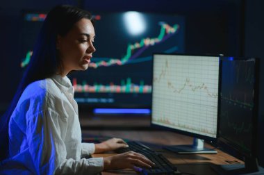 Başarılı akıllı kadın yatırımcı ve kripto tüccarı.