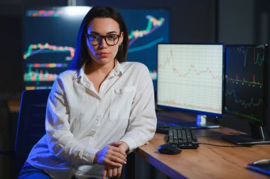 Finansal Analizci, Gerçek zamanlı Hisse Senedi ile Çoklu İzleyici Çalışma İstasyonu ile bir bilgisayar üzerinde çalışıyor.