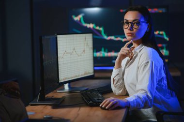 Başarılı akıllı kadın yatırımcı ve kripto tüccarı.