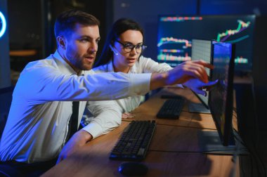 Takım of borsacılarla göstermek perde ile karanlık bir ofiste bir konuşma olması.