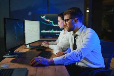 Takım of borsacılarla göstermek perde ile karanlık bir ofiste bir konuşma olması.