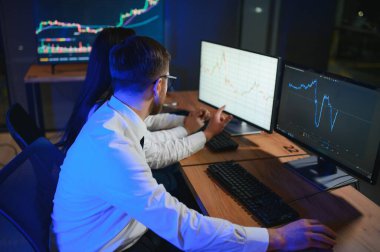 Takım of borsacılarla göstermek perde ile karanlık bir ofiste bir konuşma olması.