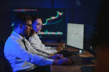 Bilgisayar monitöründe çalışan ve ticaret bürolarında internette gezinen işlemci takımı..