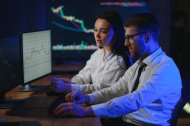 Takım of borsacılarla göstermek perde ile karanlık bir ofiste bir konuşma olması.