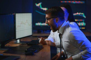 Takım of borsacılarla göstermek perde ile karanlık bir ofiste bir konuşma olması.