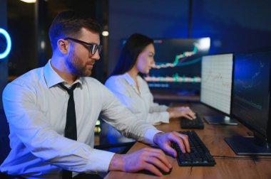 Mali Analizci, İşteki Gece Yatırım Bankeriyle Konuşuyor.