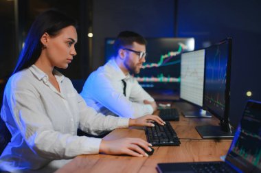 İşletme takımı yatırımı bilgisayarla çalışıyor, borsa işlemlerini planlıyor ve analiz ediyor..