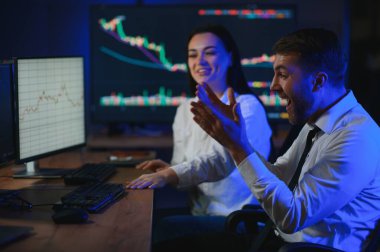 Bilgisayar monitöründe çalışan ve ticaret bürolarında internette gezinen işlemci takımı..