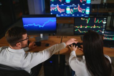 Takım of borsacılarla göstermek perde ile karanlık bir ofiste bir konuşma olması.