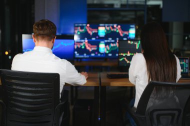 Takım of borsacılarla göstermek perde ile karanlık bir ofiste bir konuşma olması.