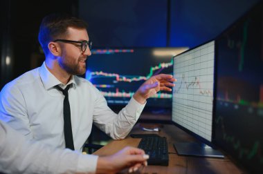 Mali Analizci. İşadamı Yatırım Bankası Şehir Merkezi Ofisinde Gece Çalışıyor.