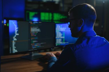 Ofiste masa başında çalışan programcı.