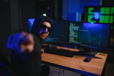 Hacker bilgisayar ağına sızıyor. Bilgisayar suçlusu.