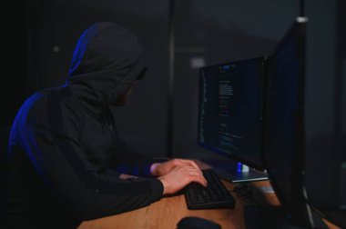 Programcı ya da bilgisayar korsanı daktilo kodu.