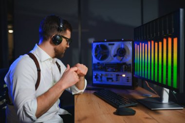 Gizli ajan kayıt cihazını dinliyormuş. Memur kulaklıkla dinleme yapıyor. Muhabbet casusluğu. İstihbarat toplama. Casusluk konsepti.