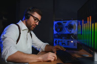 Bir polis memuru telefon konuşmasını bir teybe kaydediyor. gizli ajan.